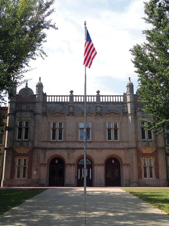 Here's the familiar fa&ccedil;ade to Lincoln (246.12 KB)
