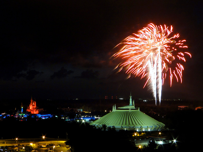 Red fireworks (181.55 KB)