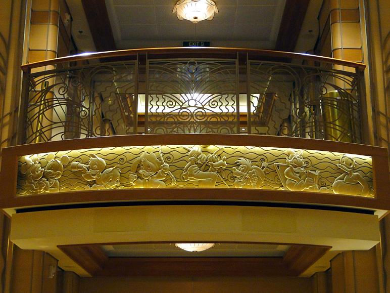 The atrium's fa&ccedil;ade includes several characters (236.42 KB)