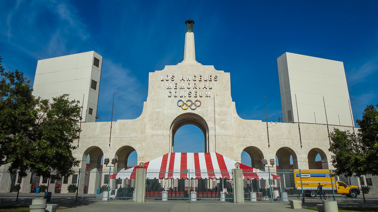 There's the fa&ccedil;ade of Los Angeles Memorial Coliseum. (199.92 KB)
