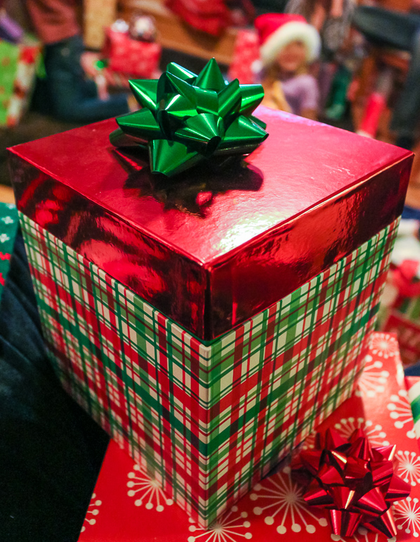 I thought this gift box was pretty cool, so I snapped a picture of it. (348.01 KB)