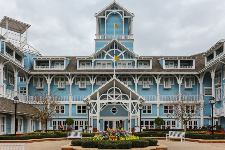 A main entrance to the Beach Club Resort (281.83 KB)
