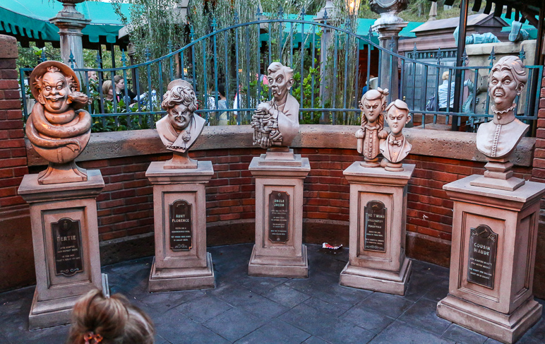 The d&Atilde;&copy;cor in the queuing area for The Haunted Mansion is incredible. (333.15 KB)